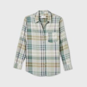 Universal Thread Women's Plaid Long Sleeve Button-Down Shirt in Green